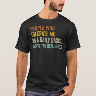 Mensen die me dagelijks tolereren Grappige held T-shirt