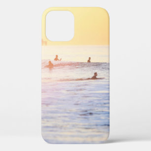 Mensen die op het strand surfen iPhone 12 hoesje