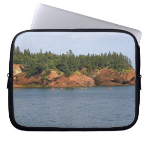 Mensen die zee-canoën in de Fundybaai bij St. Laptop Sleeve