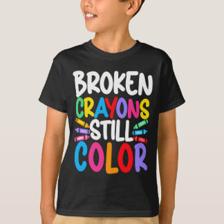 Mensen gebroken kleurpotloden hebben kleur geestel t-shirt
