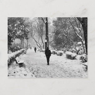 Mensen in het park op sneeuwwinterdag briefkaart