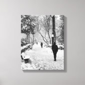 Mensen in het park op sneeuwwinterdag canvas afdruk (Voorkant)