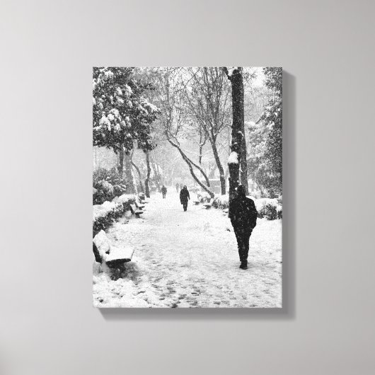 Mensen in het park op sneeuwwinterdag canvas afdruk (Voorkant)