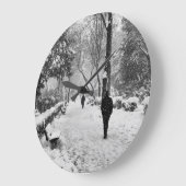 Mensen in het park op sneeuwwinterdag grote klok (Hoek)