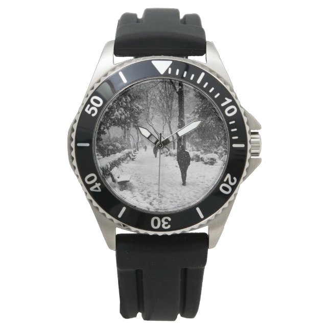 Mensen in het park op sneeuwwinterdag horloge (Voorkant)