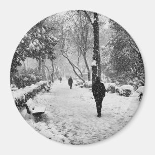 Mensen in het park op sneeuwwinterdag magneet