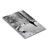 Mensen in het park op sneeuwwinterdag notitieboek (Rechterzijde)