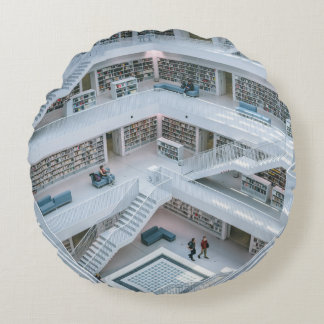 MENSEN KUNNEN IN DE BIBLIOTHEEK VAN BINNEN ROND KUSSEN