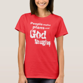 Mensen maken plannen en God lacht. T-shirt