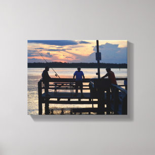 Mensen op een pier vissen bij zonsondergang canvas afdruk