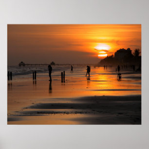 Mensen op het strand aan de oceaan poster
