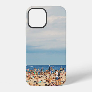Mensen op het strand op bruin zand iPhone 12 hoesje