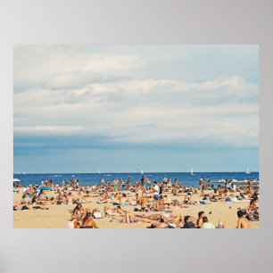 Mensen op het strand op bruin zand poster