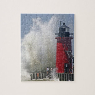Mensen op pier kijken naar grote brekende golven i legpuzzel