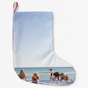 Mensen op witte zanden op het strand kleine kerstsok
