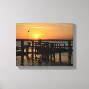 Mensen silhouet op een pier bij zonsondergang canvas afdruk