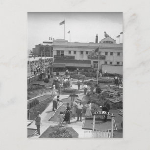 Mensen spelen minigolf verhoogde uitzicht B & W Briefkaart