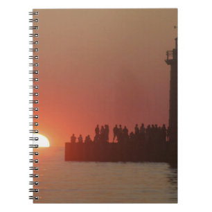 Mensen vuurtoren zonsondergang silhouet bij Zuid Notitieboek