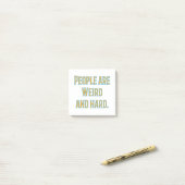 Mensen zijn raar en moeilijk post-it® notes (Op bureau)