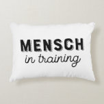 Mensque en formation Coussin d'accissement en pépi<br><div class="desc">Cet adorable coussin à thème yiddish est parfait pour la pépinière de votre fils!</div>