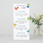 Menu de cocktails saisonniers avec fraise à l'aqua (Debout devant)