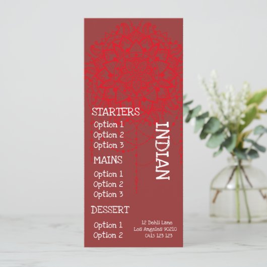Menu indien de dîner de restaurant (Debout devant)