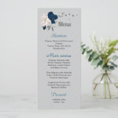 Menu mariage fleurs blanches et bleu marine feuilles ar (Debout devant)