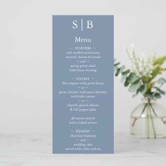 Menu Mariage monogramme bleu Dusty classique (Debout devant)