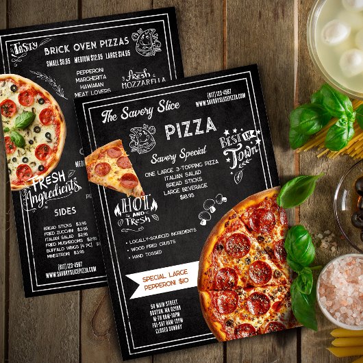 Menu Restaurant de pizza sur tableau noir dessiné à la 