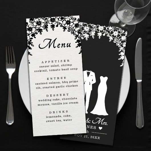Menu Robe de mariée Mr & Mrs et smoking sous une arche