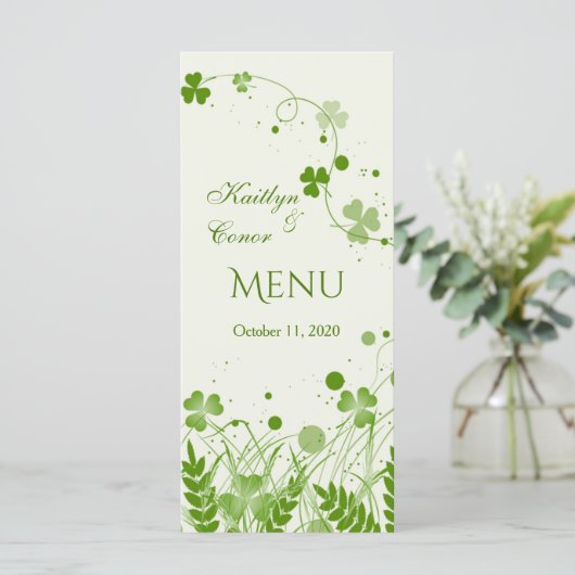 Menu shamrock tourbillonnant dans un Mariage de prairie (Debout devant)