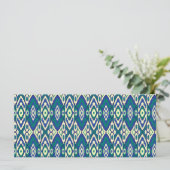 Menu un motif bleu et vert sur fond blanc (Debout devant)