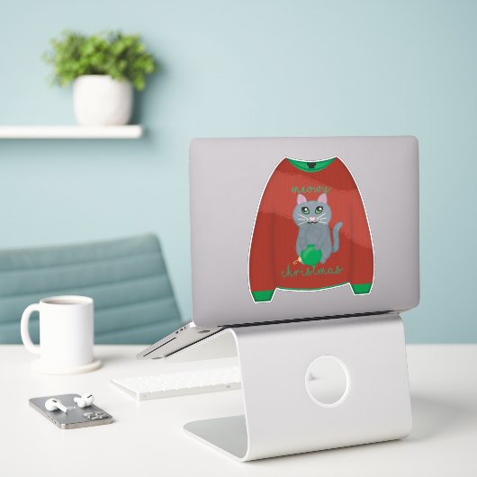 Meowy Christmas Cat Sweater Sticker (Laptop op bureau)