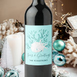 Mer côtière et salutations Plage de Noël<br><div class="desc">Ce étiquette de vin de Noël sur le thème de la plage a le message de vacances "Mer & Voeux" avec un dollar de sable et d'étoiles de mer sur corail de parties scintillant,  sur un arrière - plan bleu aqua clair.</div>