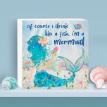 Mer de Mermaid | Boire Comme Un Cocktail De Plage<br><div class="desc">Le panneau en bois rustique sur le thème de la mer, blanc, est orné d'une sirène d'aquarelle qui s'égrène dans l'océan avec quelques amis de poissons, profitant des vues sur la barrière de corail et d'une boisson tropicale accompagnée d'une légende "Bien sûr que je bois comme un poisson, je suis...</div>