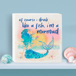 Mer de Mermaid | Boire Comme Une Plage De Poisson<br><div class="desc">Le panneau de boîte en bois sur le thème de la mer, blanc, présente une sirène d'aquarelle qui s'allonge sur la plage, profitant du coucher du soleil et d'une boisson tropicale avec une légende "Bien sûr que je bois comme un poisson, je suis une sirène" en lettres bleu marine. Idéal...</div>