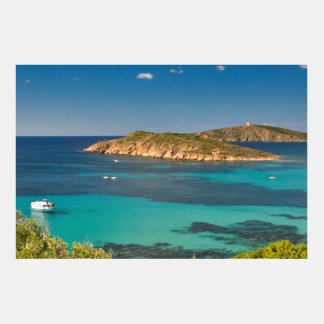 Mer et ciel bleu sarde avec des bateaux et la fala