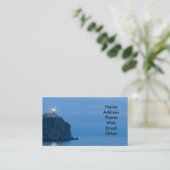 Mer et phare aux cartes de visite de nuit (Debout devant)