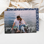 Mer et salutations | Carte photo de vacances nauti<br><div class="desc">Envoyez des salutations de vacances à vos amis et votre famille dans le style nautique avec ces cartes photos de vacances chic côtier. Le design présente votre photo préférée avec des "mers et salutations" recouvertes de lettrages croquants et blancs. Personnalisez avec vos noms, salutation personnalisée (avec "Joyeux Noël") et l'année....</div>