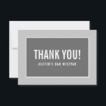 MERCI BAT MITZVAH moderne bord gris géométrique<br><div class="desc">par kat massard >>> https://linktr.ee/simplysweetpaperie <<< Une façon simple et élégante de remercier vos invités pour leur participation à votre événement. Configuration en tant que modèle il est simple pour vous d'ajouter vos propres détails, ou appuyez sur le bouton personnaliser et vous pouvez ajouter ou modifier du texte, des polices,...</div>