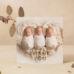 Merci Cadeau bébé Triplets Baby shower nouveau-né<br><div class="desc">Baby Gift Merci Triplets Nouveau-né Baby shower Merci Cartes contient votre photo préférée avec le texte "Merci" dans élégant script noir moderne sur le devant et une photo supplémentaire et votre message personnalisé au verso. Personnalisez en modifiant le texte dans les zones de texte fournies. CONSEIL PHOTO : centre votre...</div>