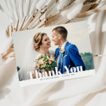 MERCI, carte de remerciements de mariage de texte<br><div class="desc">Un design de carte de remerciements photo moderne avec texte modifiable et lettrage blanc. N'hésitez pas à personnaliser la photo et le texte de la mariée et du marié.</div>