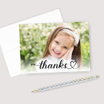 Merci dans le Coeur mignon Script Photo personnali<br><div class="desc">Les cartes de remerciements personnalisées modernes comportent une photo en noir (peut être modifiée) Texte de remerciement avec un accent de coeur mignon. Parfait pour les enfants à envoyer comme notes de remerciement pour les cadeaux d'anniversaire,  les premiers cadeaux de communion,  et plus.</div>