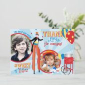 Merci de sucrerie de coton de marcheur d'échasse (Debout devant)