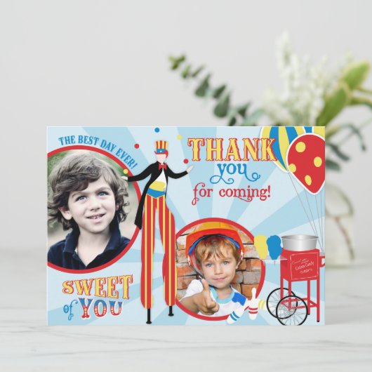 Merci de sucrerie de coton de marcheur d'échasse (Debout devant)