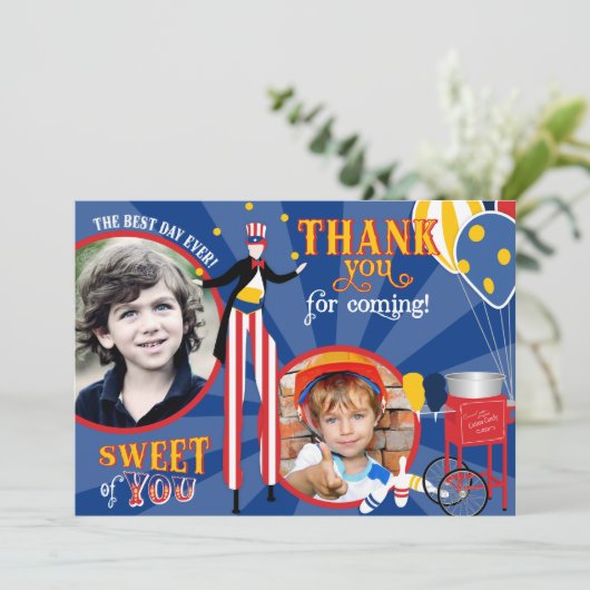 Merci de sucrerie de coton de marcheur d'échasse (Debout devant)