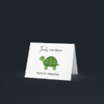 Merci d'être Turtley Awesome - Carte de jeu de mot<br><div class="desc">Le moyen parfait pour apprécier l'express. La carte "Merci d'être Turtley Awesome" comporte une tortue verte. Cette carte minable va égayer la journée de quelqu'un. Personnalisez ce design avec votre propre message personnel.</div>