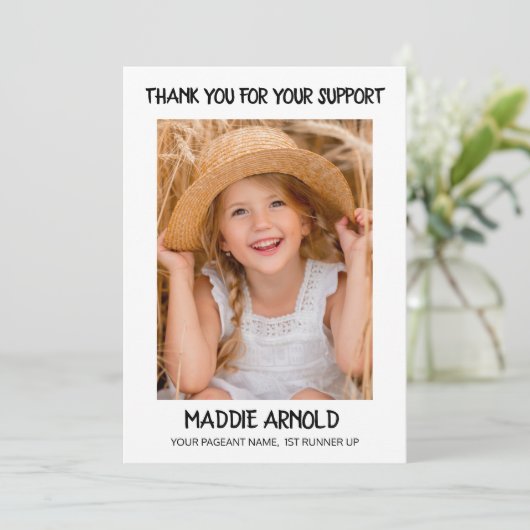 Merci du concours d'enfant moderne blanc (Debout devant)