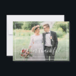 merci infiniment au carte de remerciements photo m<br><div class="desc">Un joli carte photo mariage avec une merveilleuse image des nouveaux mariés et du script de calligraphie blanche. L'image de la mariée et du marié,  la couleur du dos et le texte peuvent être personnalisés. Ajoutez un message de remerciement personnel et vous pouvez télécharger votre propre photo mariage.</div>