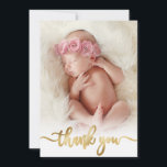 Merci photo pour bébé nouveau-né avec script or mo<br><div class="desc">Calligraphie Élégante moderne Gold Script Photo Nouveau-né Baby Girl Carte de remerciements. Dispose d'un beau texte "merci" dans une calligraphie manuscrite swash tail script de police en fausse feuille d'or. À l'envers, message personnel pré-fait. Idéal pour bébé garçon ou petite fille. Facile à personnaliser avec votre photo bébé et les...</div>